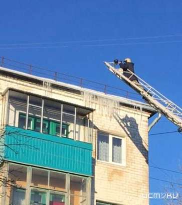 Во Мценске лед с крыши упал на мать с ребенком