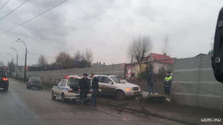 На ул. Мостовой в Орле авто протаранило придорожный забор