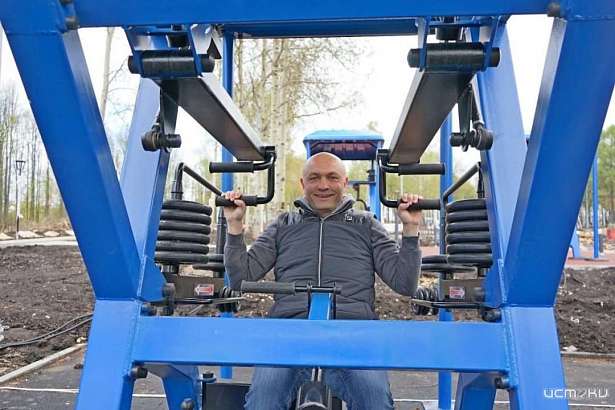 В Орле в парке Победы проверили тренажеры и высадили деревья