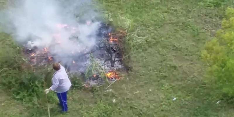 Видео: орловчанка развела костер возле многоэтажки
