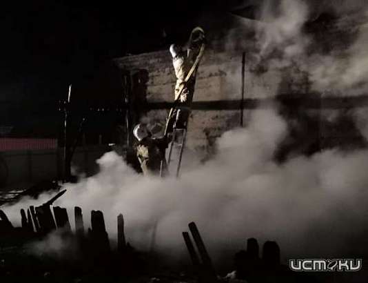 Из-за неисправной печки в Ливенском районе загорелись дом и баня