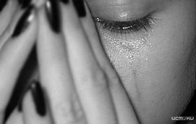 Красным по белому: «Тойоту» жительницы Ливен изуродовали непристойными надписями