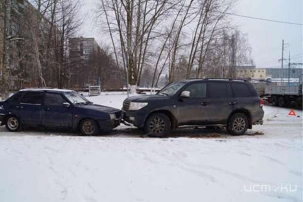 Прилегающую территорию не поделили внедорожник и «девятка»