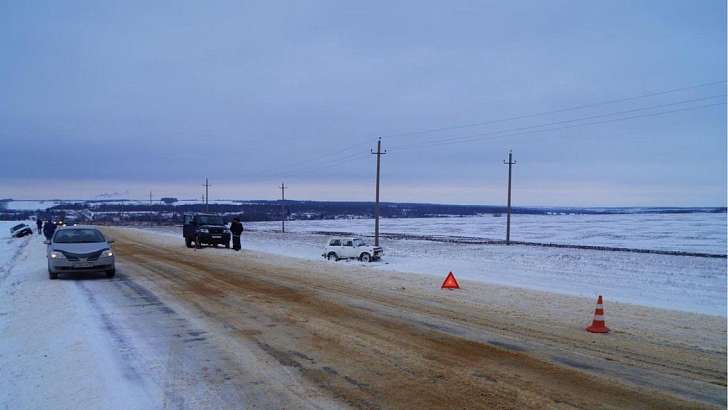 На орловской трассе не разъехались два автомобиля