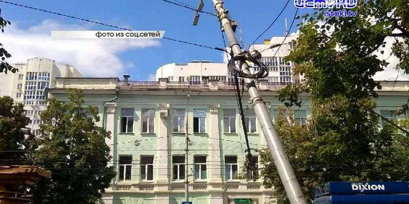 Фонарный столб парализовал движение троллейбусов, а журналисты увидели, как выглядит орловский «Титаник» изнутри. Новости за 90 секунд