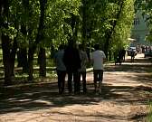 ПДД для начинающих. Студенты и преподаватели Железнодорожного техникума ездят по пешеходной зоне Семинарского парка