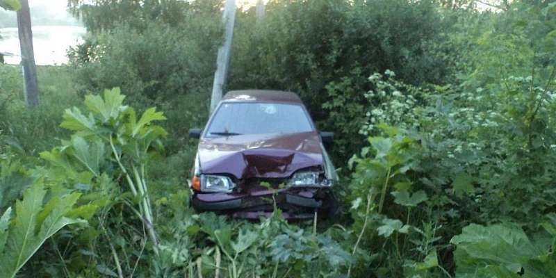 На Орловщине два ВАЗа не поделили дорогу: один из водителей пострадал