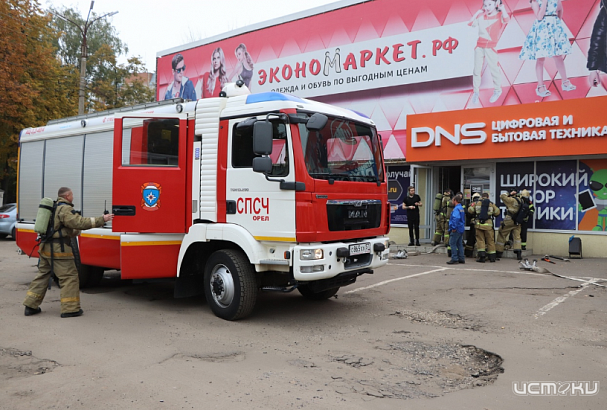 Пожарные ликвидировали возгорание склада в Орле