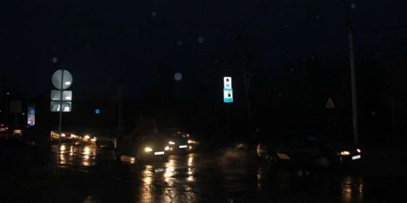 Перегруженный фурами переулок Маслозаводской в Орле остается во тьме полгода