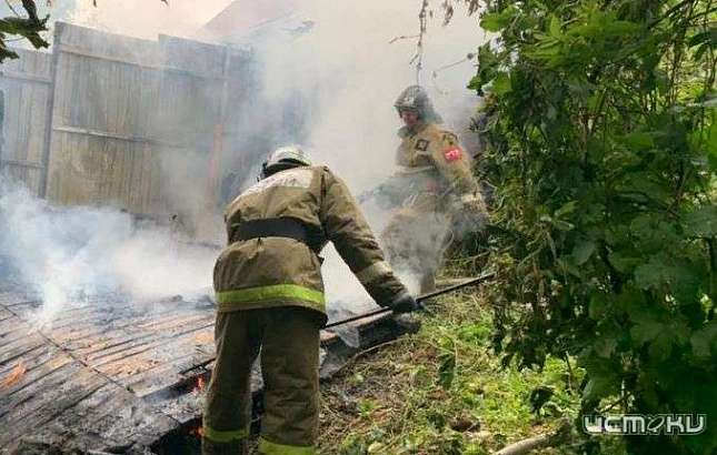 Орловские спасатели эвакуировали 5 человек на пожаре и взорвали 22 снаряда времён войны