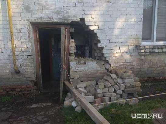 Должен достоять до 2027-го: более 30 орловчан живут в прогнившем доме с обвалившейся стеной 