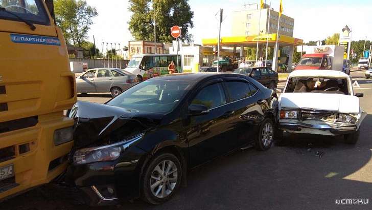 ДТП с фурой и легковушками перекрыло движение в районе «ГРИННа» в Орле