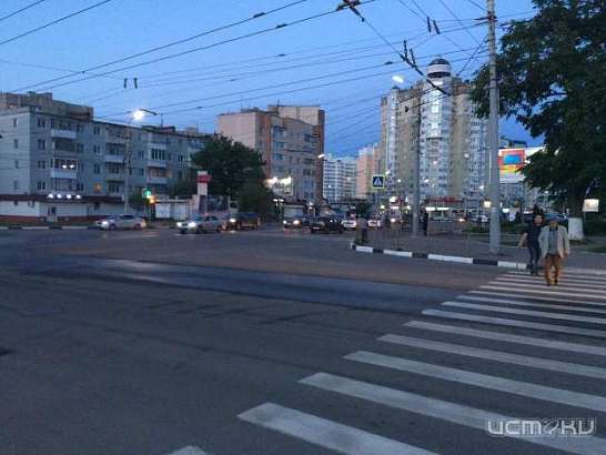 В Орле на зеленом сигнале светофора иномарка сбила женщину