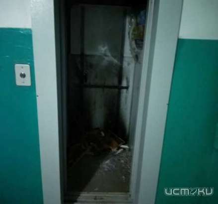 Теперь только пешком: вандалы подожгли рекламные щиты в лифте орловской многоэтажки