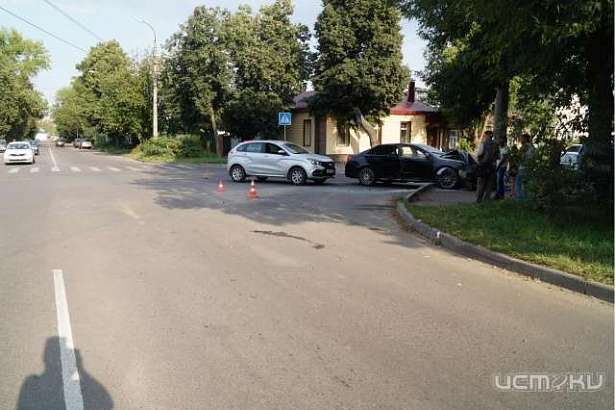 В Орле «Тойота» врезалась в «Ладу», бордюр, дорожный знак, опору и загорелась