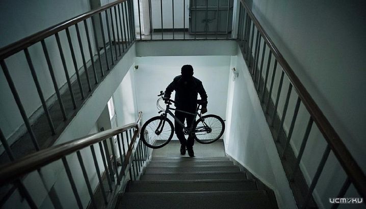 В Орле житель Мценска украл из многоэтажки велосипед, пристегнутый тросом