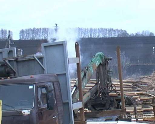 В поселке Моченые дворы предприниматель сжигает мусор возле жилых домов 