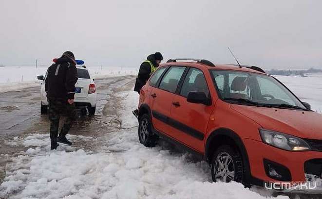 В Орловской области сотрудники Госавтоинспекции помогли водителю вытащить автомобиль из снежного вала