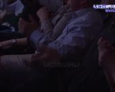 Под светом софитов