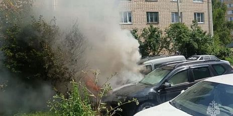 Три автомобиля пострадали при пожаре во Мценске