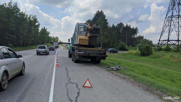 На Орловщине 18-летний велосипедист влетел в стоявший на обочине грузовик