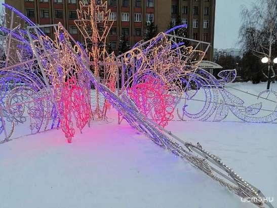 Глазами очевидцев: в Орле на Бульваре Победы переполнены мусорные баки, завалилась конструкция с украшениями и не горит часть фонарей на выставке