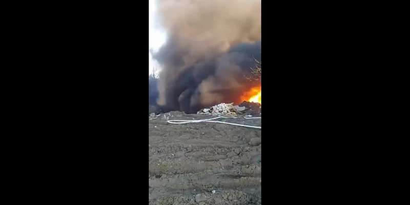 Огонь окутал Лужки: орловские пожарные второй день тушат свалку