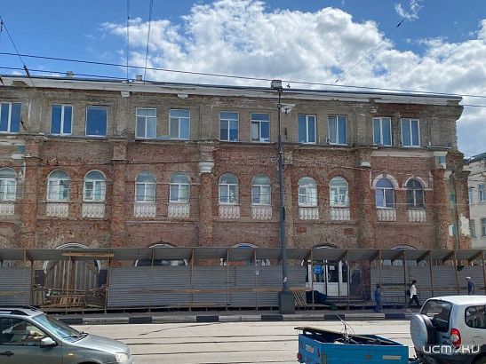 Орловчанам нравится вид ободранных Торговых рядов. Точнее-без окрашенного фасада