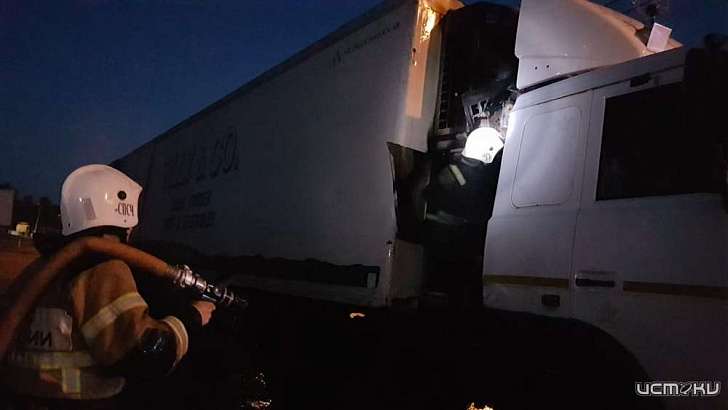 На окраине Орла сгорел холодильник в полуприцепе МАЗа