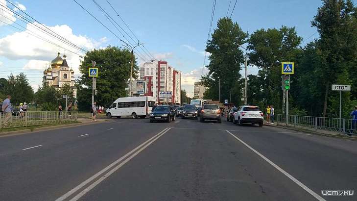 В Орле столкнулись автобус, КамАЗ и легковая машина