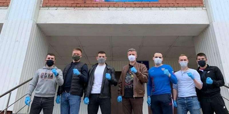 Орловские спортсмены навестили ветеранов и вручили им продуктовые наборы