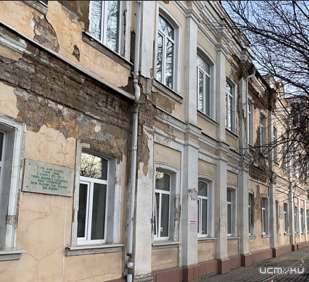 Разрушающийся фасад дома детского творчества на Комсомольской в Орле продолжит пугать орловчан и туристов своим видом