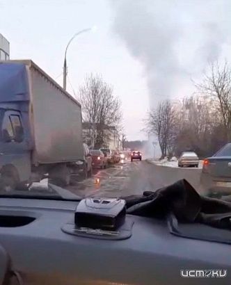 Гигантский гейзер открылся в Орле на перекрестке Русанова и 2-й Курской