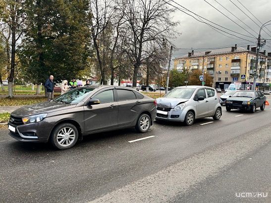 Орловчанка получила травмы в двойном ДТП на Комсомольской