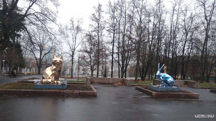 Столичный подарок кочует по Орлу: зеркальные заяц и волк переехали