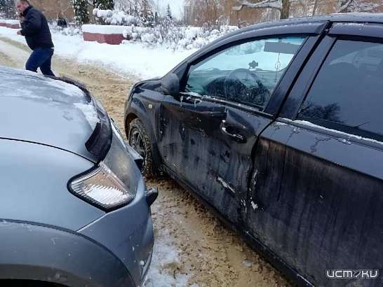 В одном из дворов Орла не разъехались две иномарки