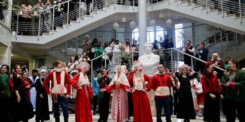 В ОГУ имени И. С. Тургенева водили «Хоровод дружбы» 