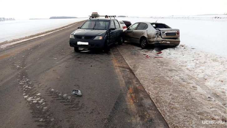 Под Орлом «Рено» сбил водителя, вышедшего из авто на трассе