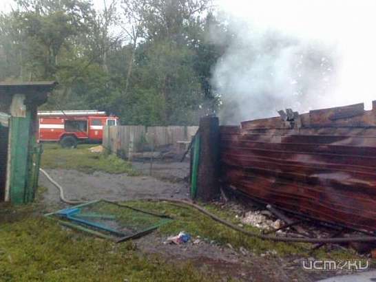 В Орловской области ночью сгорела хозпостройка