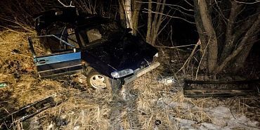 На Орловщине двое молодых людей на легковушке улетели с трассы в кювет