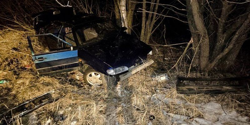 На Орловщине двое молодых людей на легковушке улетели с трассы в кювет