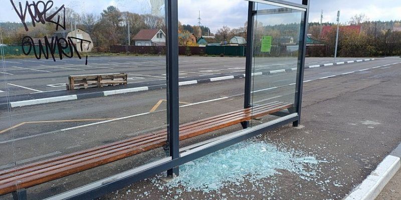 Вандалы разгромили очередную остановку в Орле
