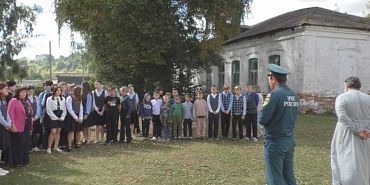 Спасатели из Орла навестили школьников в Болхове с профилактическим визитом