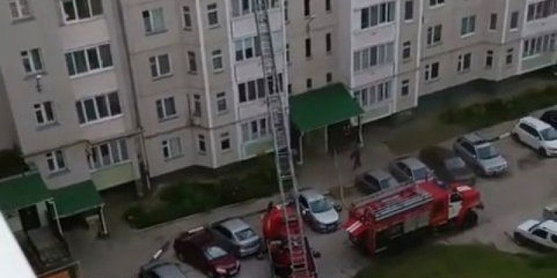 пожар в Орле Орловские огнеборцы вынесли из горящей квартиры двух детей