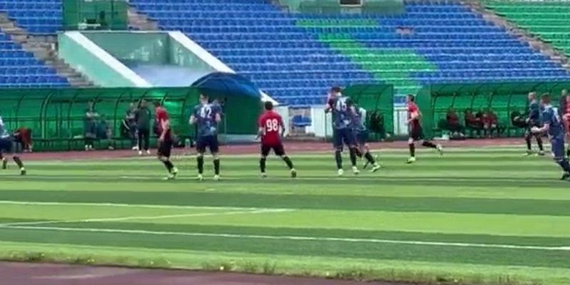 На главном поле стадиона Ленина в Орле сегодня решилась судьба Кубка Победы по футболу
