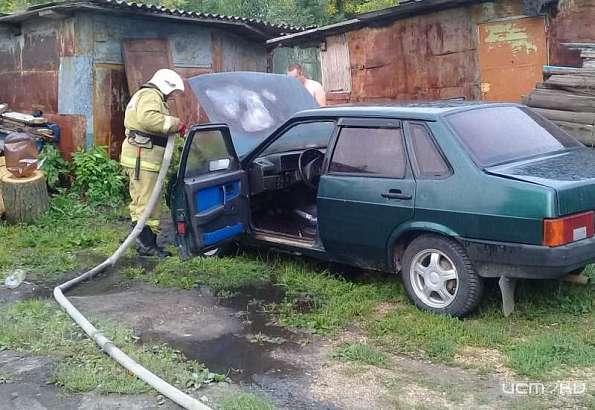 В Верховье огонь охватил отечественную легковушку