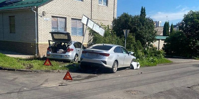 авария в Орле В Орле на нерегулируемом перекрестке не разъехались две иномарки