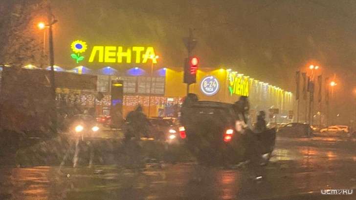 В Орле «Форд» лег на крышу после столкновения с «Шевроле» возле «Ленты»