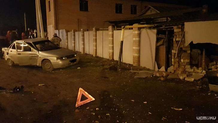 На Орловщине молодой водитель «десятки» влетел в забор и газовую трубу