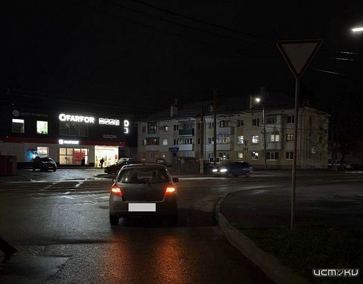 В Орле «Тойота» сбила пенсионерку на тротуаре